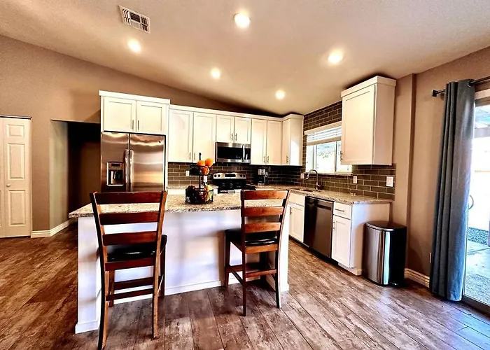 Holiday home Oasis Private Pool Spacious! 10+ Guests 7 Beds New, Great Location!