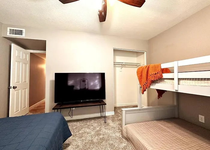 Oasis Private Pool Spacious! 10+ Guests 7 Beds New, Great Location! Holiday home Mesa