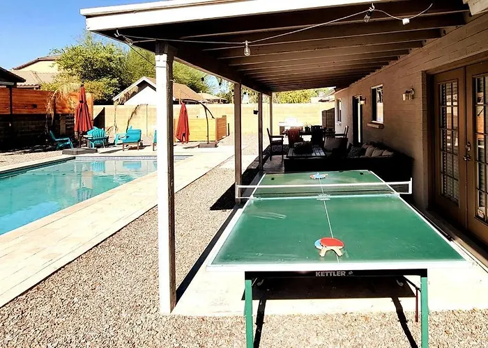 Oasis Private Pool Spacious! 10+ Guests 7 Beds New, Great Location! Holiday home *