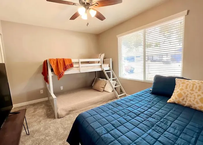 Holiday home Oasis Private Pool Spacious! 10+ Guests 7 Beds New, Great Location! Mesa